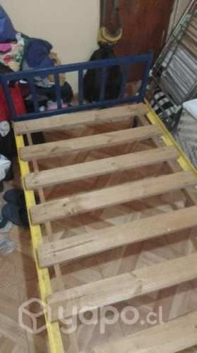 Cama individual de metal y ropa usada buen estado