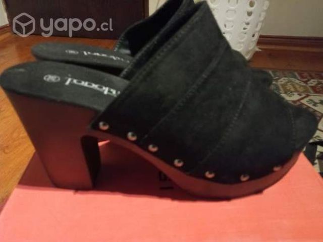 Sandalias tipo zuecos marca Todo piel
