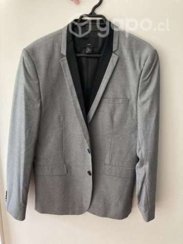 Chaqueta gris cuello borde negro