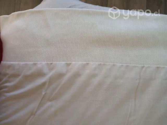 Cortina blanca de tela.