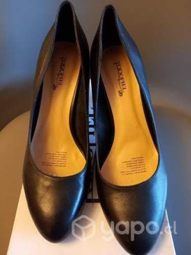 Zapato reina, color negro de cuero talla 41