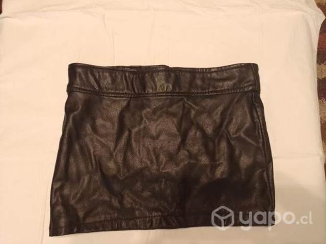 Falda de cuerina elasticada