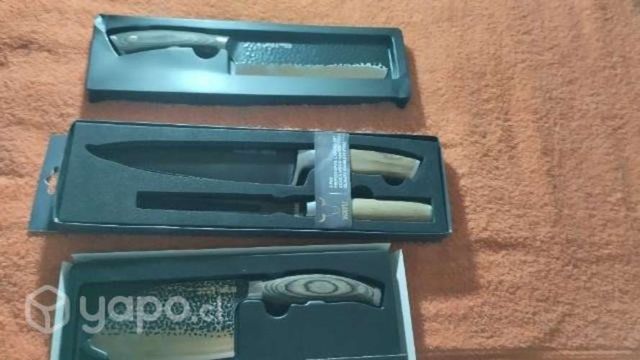 Cuchillos y afilador eléctrico nuevos