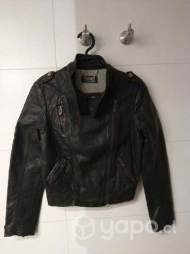 Chaqueta, polera, camisa y corta viento