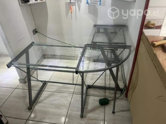 Escritorio de vidrio y aluminio
