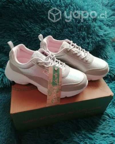 Zapatillas nuevas de niña número 33