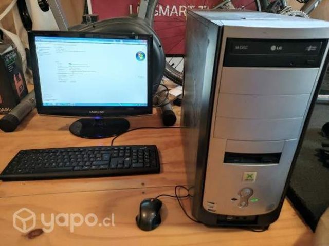 Computador escritorio impecable