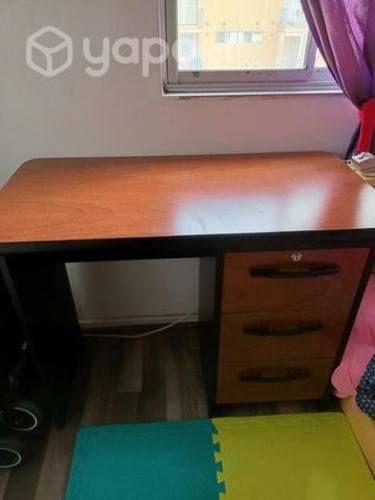 Escritorio de oficina con cajonera y llaves