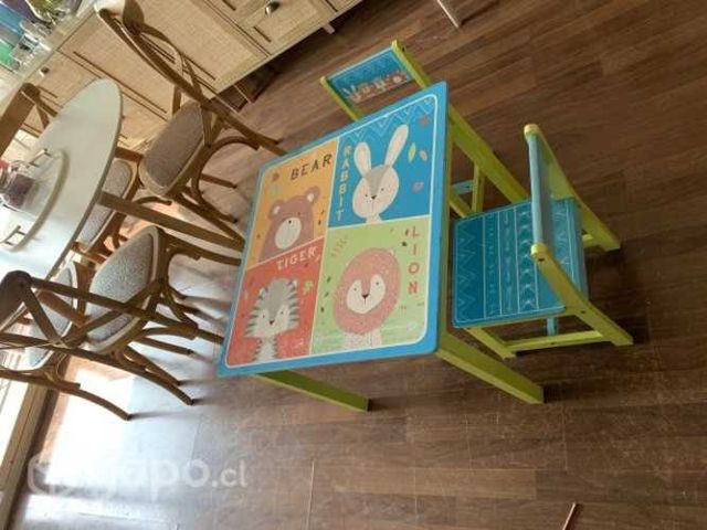 Mesa de niños con 2 sillas
