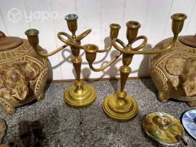 Antiguos par de candeleros bronce macizo