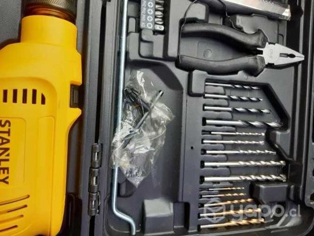 Taladro Stanley 600 watts con herramientas