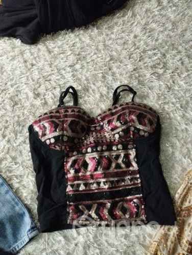 Vestido Guess y falda short más crop top