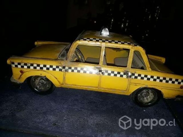 Auto antiguo de lata taxi americano