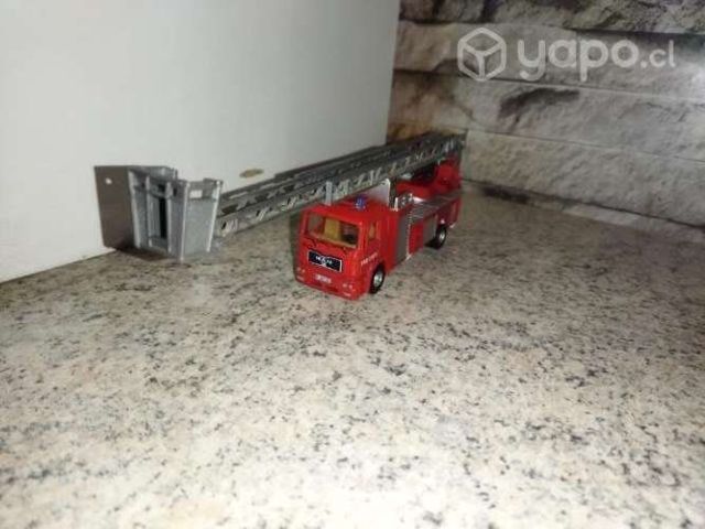 Hermoso camión de bomberos a escala