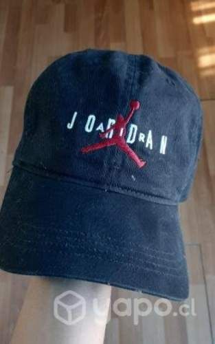 Gorro negro Nike mujer