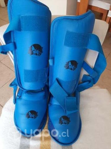 Cabezal, canilleras y guantes