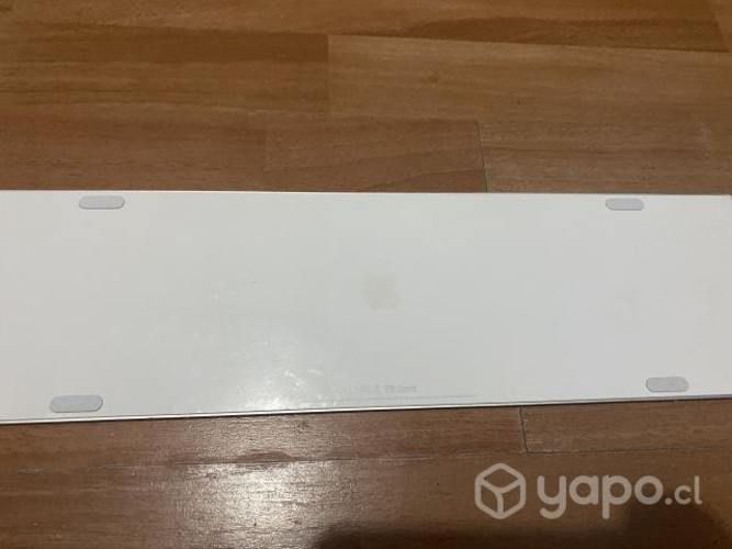 Magic Keyboard inalámbrico via Bluetooth