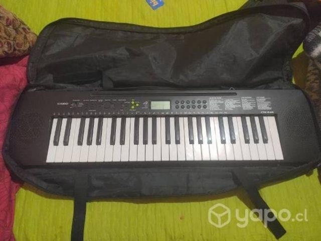 Teclado Casio CTK-245 a pilas (con funda)
