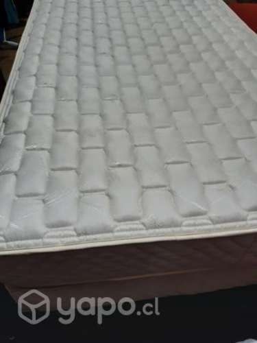 Cama Rosen con ruedas impecable 1 1/2 plazas