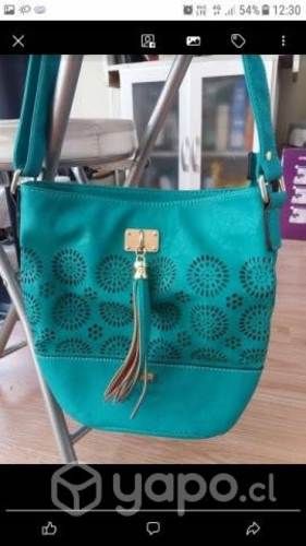 Cartera color turquesa.