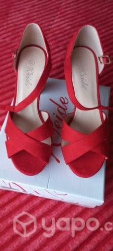 Sandalia roja nueva 36