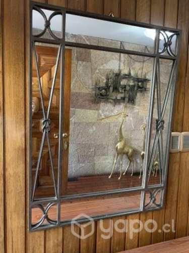 Espejo con marco de fierro etrusco.