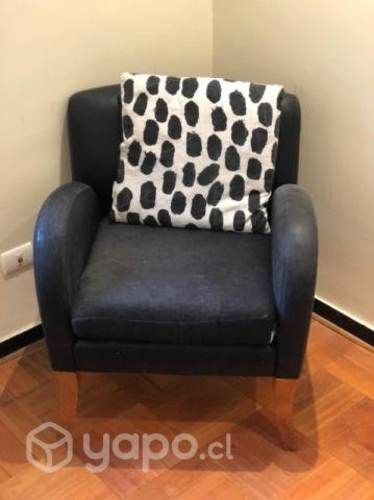 Sillon de cuero con patas de madera
