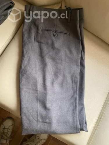 Ropa de colegio sin detalles. Excelente estado