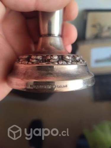 Candelabros labrados plaqué ingleses antiguos