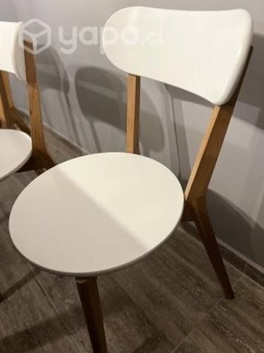 Sillas blancas madera. Estilo nórdico.