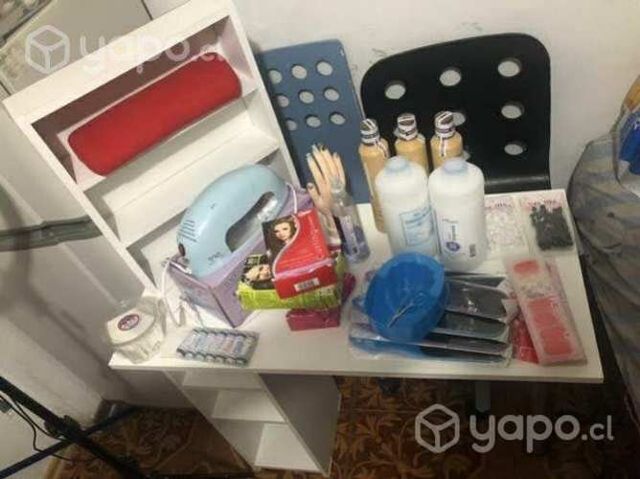 Mesa de uñas más sillas y accesorios