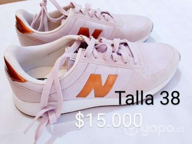 Zapatos, niños y mujer