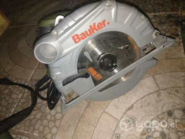 Sierra circular marca Bauker 1500 w