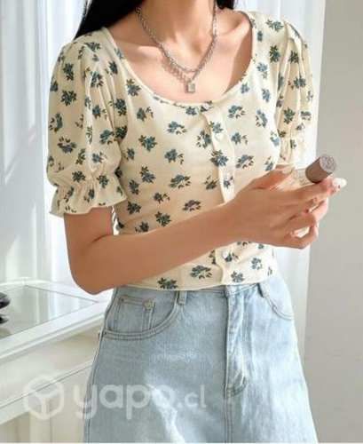 Camisa con botón delantero floral