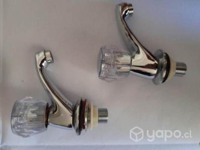 Llave de lavamanos cromada