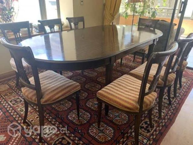 Comedor antiguo de madera caoba con 8 sillas.