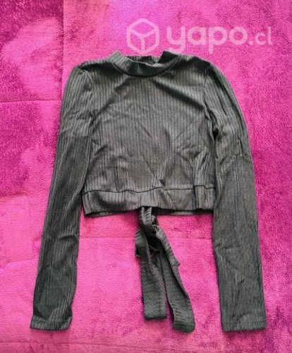 Crop top negro con espalda descubierta