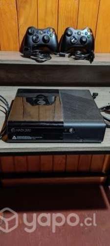 Xbox 360 E + 2 controles + 3 juegos
