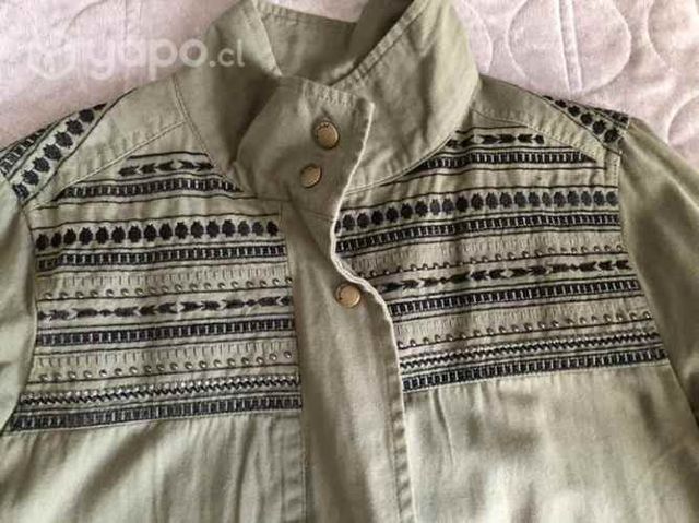 Chaqueta verde con tachas y bordado