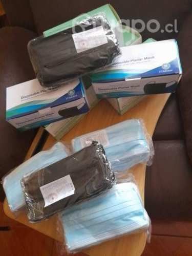 Mascarillas negras y celestes