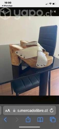 Chalas de cuero y madera.