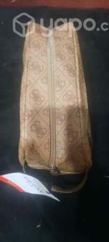 Cosmetiquero marca GUESS color CAFE