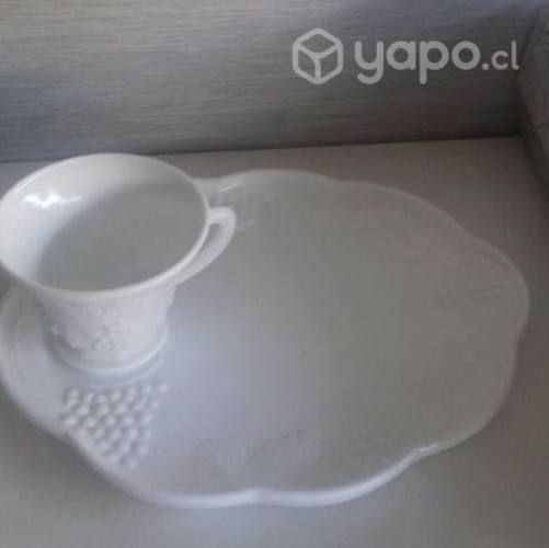 2tazas con su base de plato tipo bandeja.Porcelana