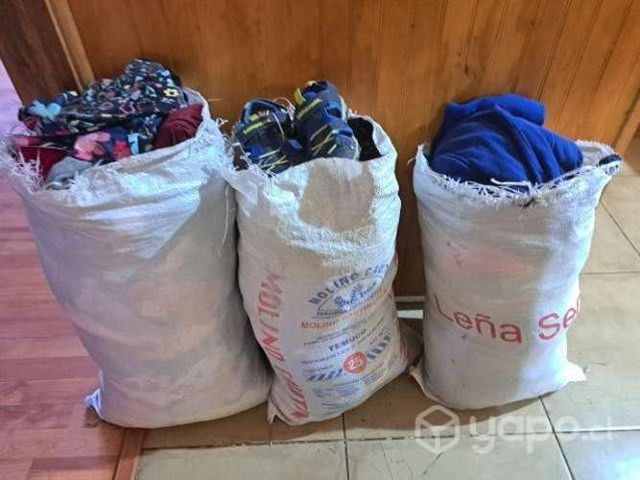3 sacos de ropa y zapatos