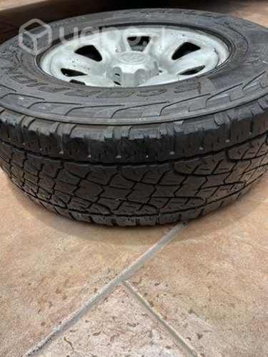 Neumático Toyota Hilux con tapa y llanta original