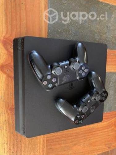 PS4 slim más dos controles + juegos