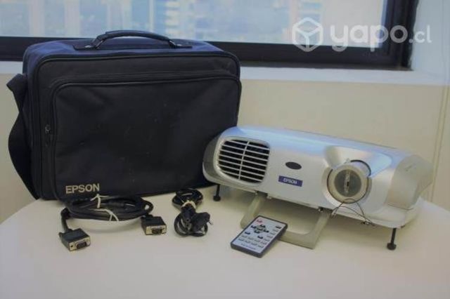 Proyector EPSON con accesorios y maletín