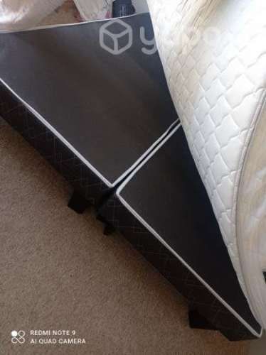 Cama King, base separada con colchón y respaldo