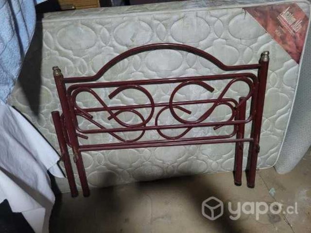 2 veladores y una cama de plaza y media metálica