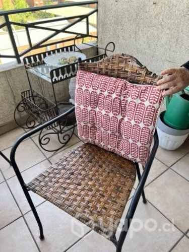 Mesa terraza vidrio con 4 sillas ratan usada